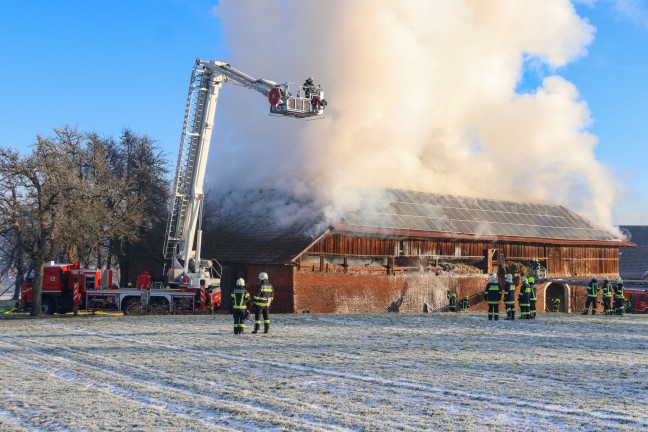 Groeinsatz fr elf Feuerwehren bei Brand auf einem Bauernhof in Schllberg