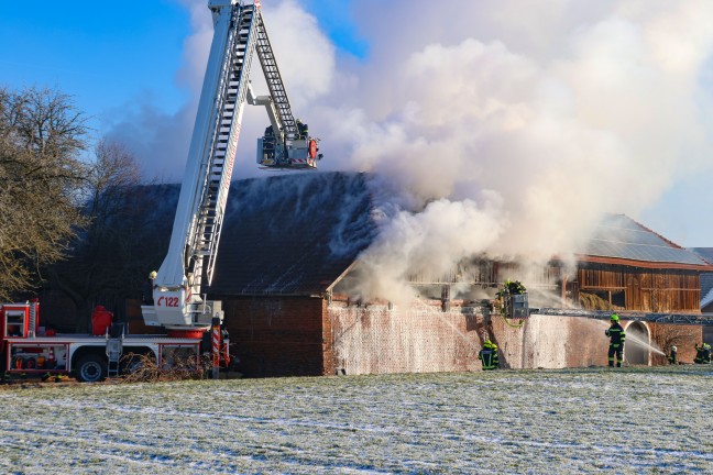 Groeinsatz fr elf Feuerwehren bei Brand auf einem Bauernhof in Schllberg