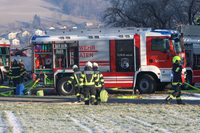 Groeinsatz fr elf Feuerwehren bei Brand auf einem Bauernhof in Schllberg