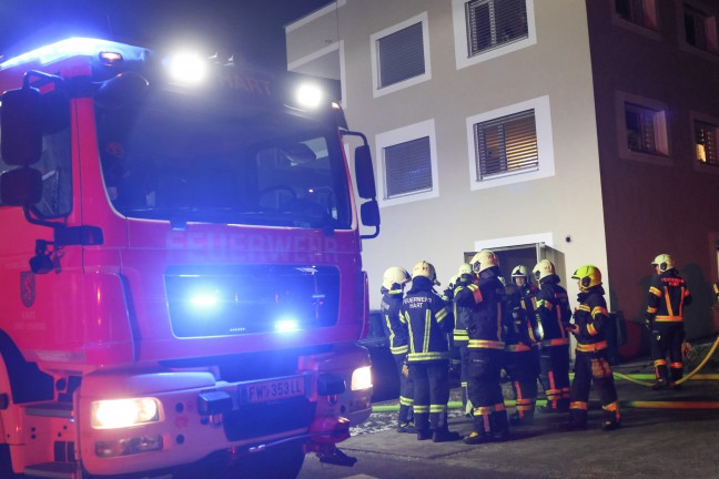 Brennender Altpapiercontainer im Mllraum eines Mehrparteienwohnhauses in Leonding