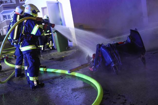 Brennender Altpapiercontainer im Mllraum eines Mehrparteienwohnhauses in Leonding