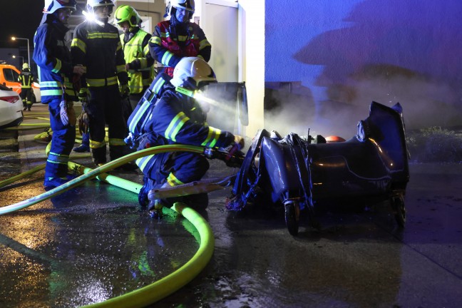 Brennender Altpapiercontainer im Mllraum eines Mehrparteienwohnhauses in Leonding