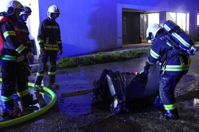 Brennender Altpapiercontainer im Mllraum eines Mehrparteienwohnhauses in Leonding