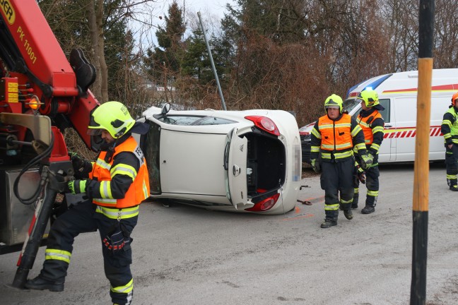 Auto bei Kollision mit Straenlaterne in Marchtrenk umgestrzt