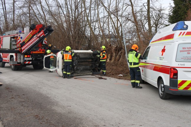 Auto bei Kollision mit Straenlaterne in Marchtrenk umgestrzt