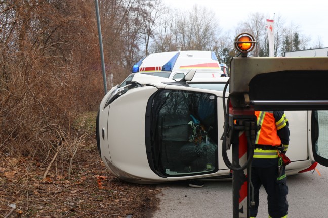 Auto bei Kollision mit Straenlaterne in Marchtrenk umgestrzt