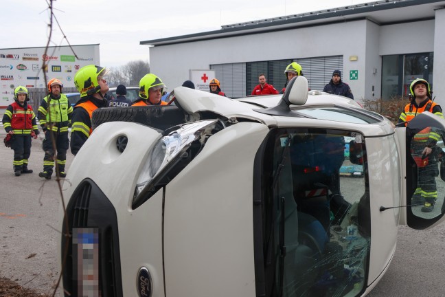 Auto bei Kollision mit Straenlaterne in Marchtrenk umgestrzt