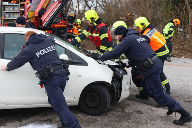 Auto bei Kollision mit Straenlaterne in Marchtrenk umgestrzt