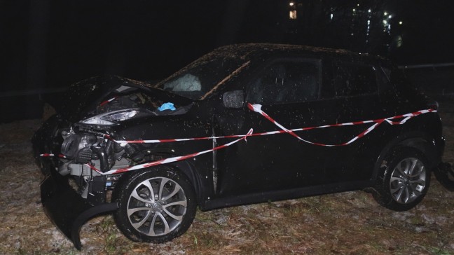 Autolenkerin bei Verkehrsunfall auf Nibelungenstrae bei Waldkirchen am Wesen gegen Baum gekracht