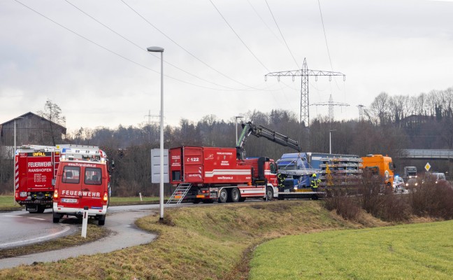 Sondertransport-LKW verlor im Kreisverkehr der Altheimer Strae bei Braunau am Inn die Ladung