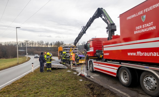 Sondertransport-LKW verlor im Kreisverkehr der Altheimer Strae bei Braunau am Inn die Ladung