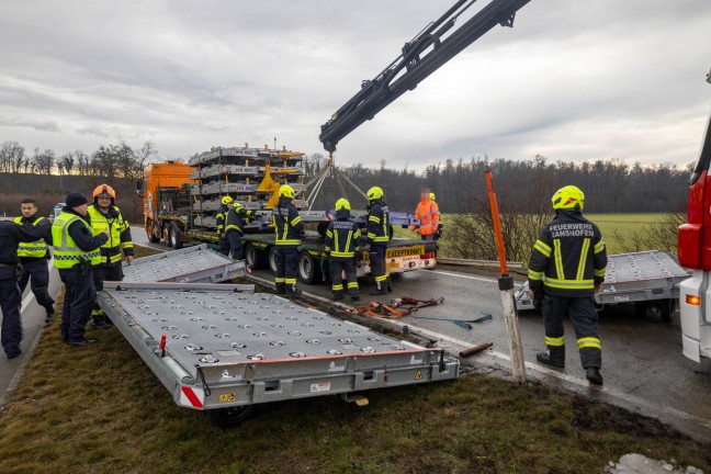 Sondertransport-LKW verlor im Kreisverkehr der Altheimer Strae bei Braunau am Inn die Ladung