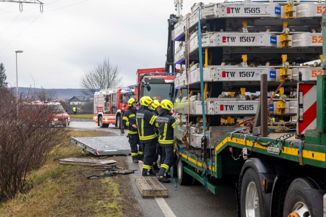 Sondertransport-LKW verlor im Kreisverkehr der Altheimer Strae bei Braunau am Inn die Ladung