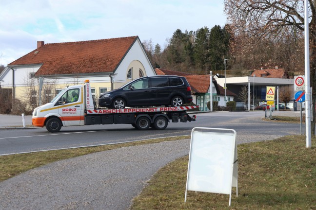 Einsatzkrfte zu schwerem Verkehrsunfall im Ortszentrum von Dietach alarmiert