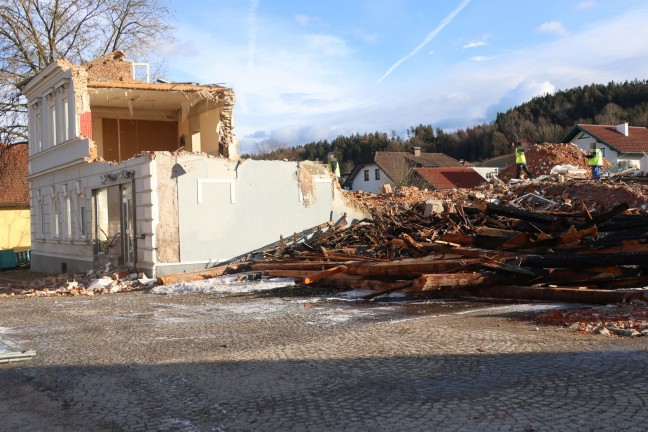 Vier Feuerwehren bei Brand auf einer Abbruchbaustelle in Kematen am Innbach im Einsatz