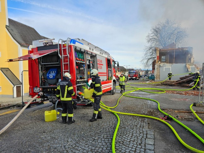 Vier Feuerwehren bei Brand auf einer Abbruchbaustelle in Kematen am Innbach im Einsatz