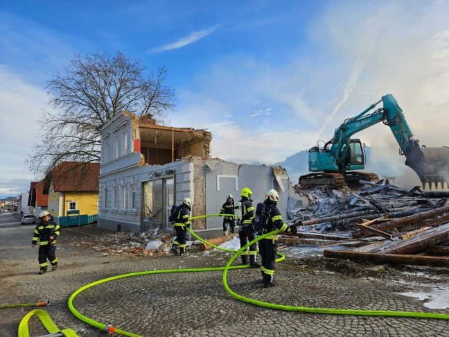 Vier Feuerwehren bei Brand auf einer Abbruchbaustelle in Kematen am Innbach im Einsatz