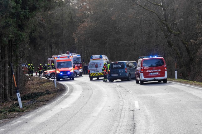 Auto bei berackern gegen Baum gekracht und in Flammen aufgegangen