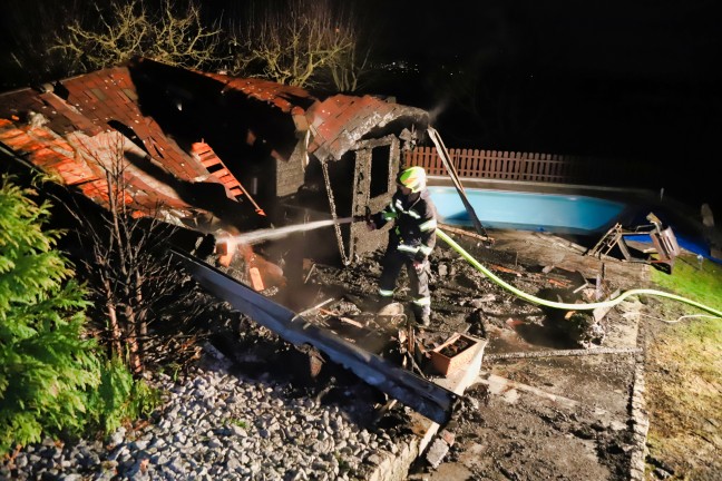 Vier Feuerwehren bei brennender Gartenhtte in Hartkirchen im Einsatz