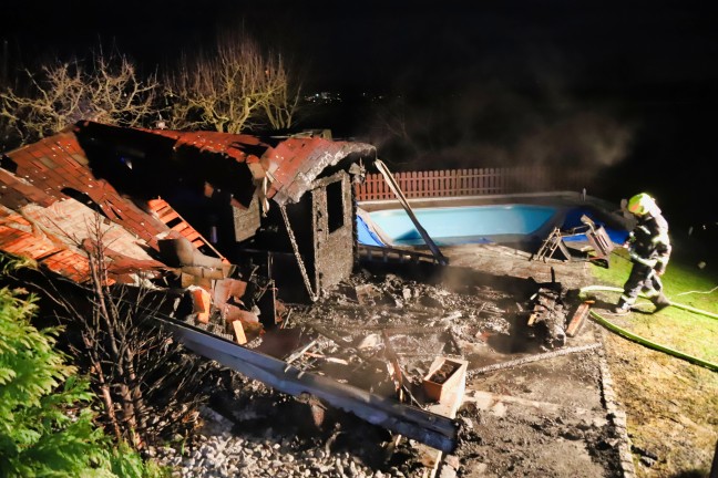 Vier Feuerwehren bei brennender Gartenhtte in Hartkirchen im Einsatz