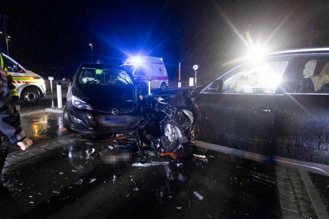 Schwerer Crash auf Braunauer Strae bei Burgkirchen