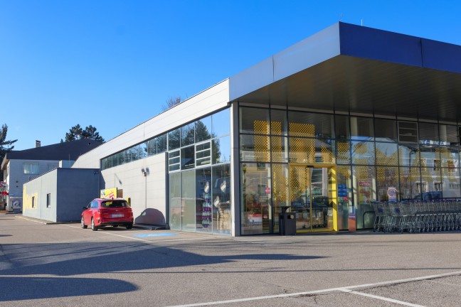 Drei Angestellte gefesselt: Raub�berfall nach Ladenschluss auf Lebensmittelgesch�ft in V�cklabruck