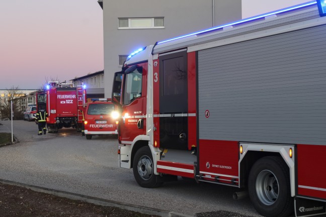 Beginnender Brand eines Mllcontainers bei einem Mehrparteienwohnhaus in Wels-Vogelweide