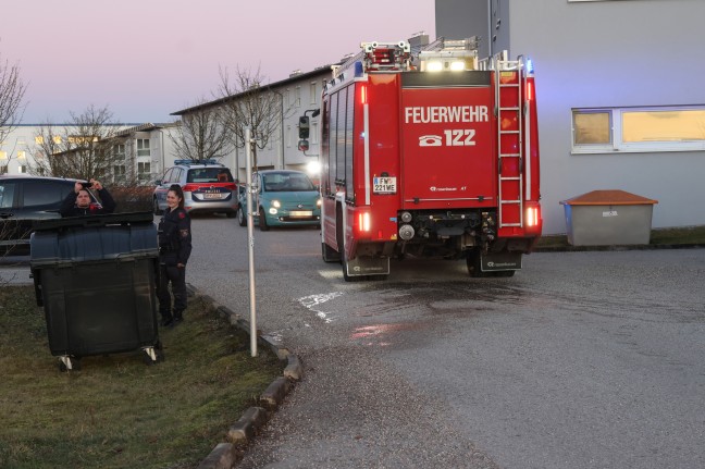 Beginnender Brand eines Mllcontainers bei einem Mehrparteienwohnhaus in Wels-Vogelweide