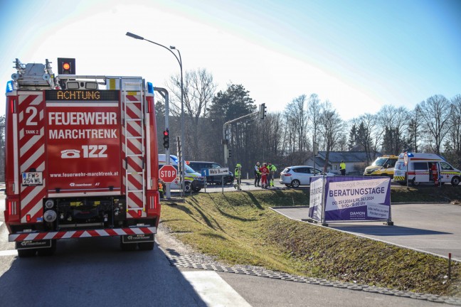 Kreuzungsunfall zwischen zwei PKW auf Wiener Strae bei Marchtrenk fordert zwei Verletzte