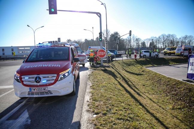 Kreuzungsunfall zwischen zwei PKW auf Wiener Strae bei Marchtrenk fordert zwei Verletzte