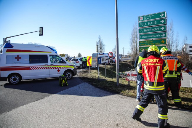 Kreuzungsunfall zwischen zwei PKW auf Wiener Strae bei Marchtrenk fordert zwei Verletzte