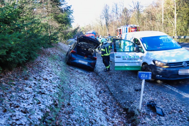 PKW bei Verkehrsunfall auf der Prager Strae in Hagenberg im Mhlkreis von der Fahrbahn abgekommen