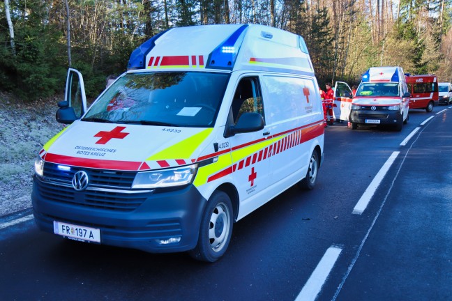 PKW bei Verkehrsunfall auf der Prager Strae in Hagenberg im Mhlkreis von der Fahrbahn abgekommen