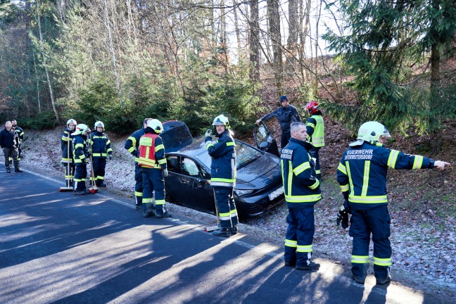 PKW bei Verkehrsunfall auf der Prager Strae in Hagenberg im Mhlkreis von der Fahrbahn abgekommen