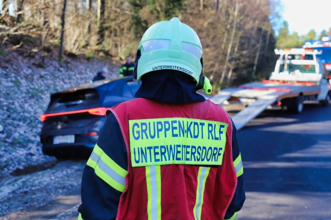 PKW bei Verkehrsunfall auf der Prager Strae in Hagenberg im Mhlkreis von der Fahrbahn abgekommen