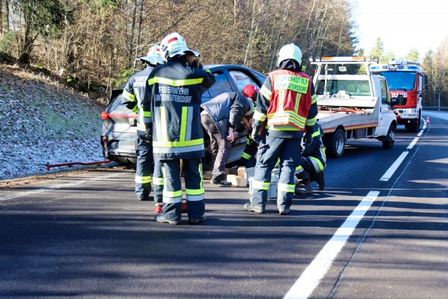 PKW bei Verkehrsunfall auf der Prager Strae in Hagenberg im Mhlkreis von der Fahrbahn abgekommen