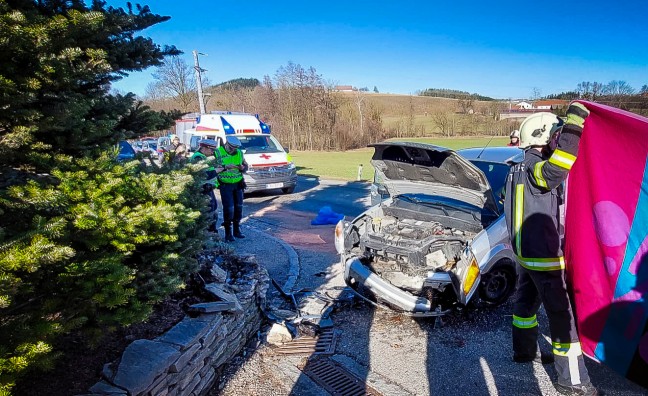 Tdlicher Verkehrsunfall: Auto in Ort im Innkreis gegen Gartenmauer geprallt