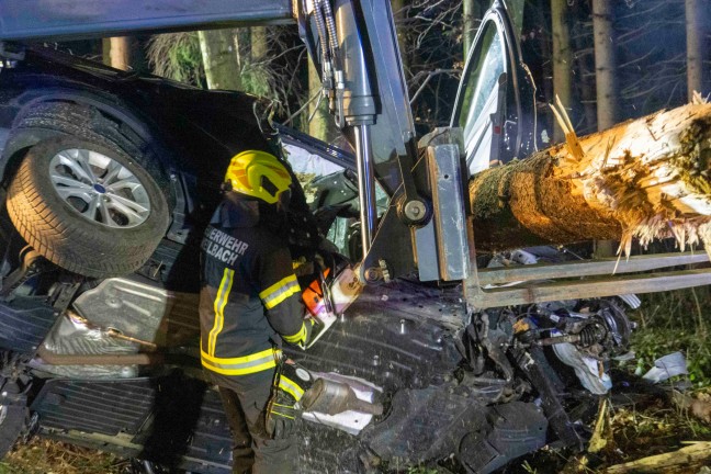 Auto bei schwerem Verkehrsunfall bei Senftenbach von Baum regelrecht aufgespiet