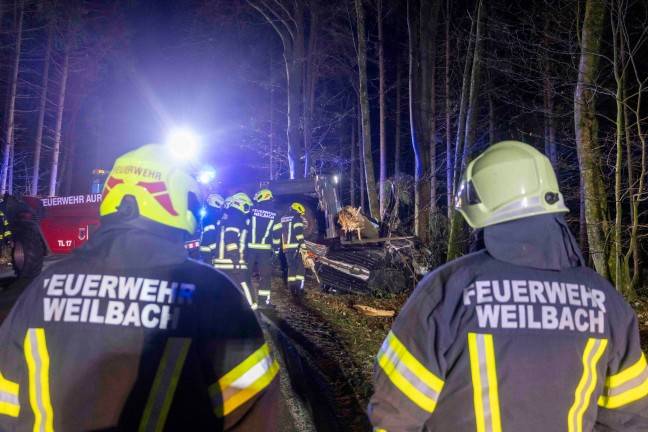 Auto bei schwerem Verkehrsunfall bei Senftenbach von Baum regelrecht aufgespiet