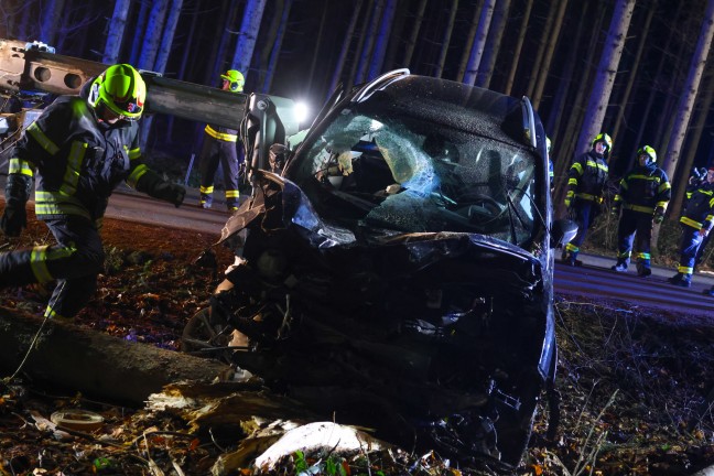 Auto bei schwerem Verkehrsunfall bei Senftenbach von Baum regelrecht aufgespiet