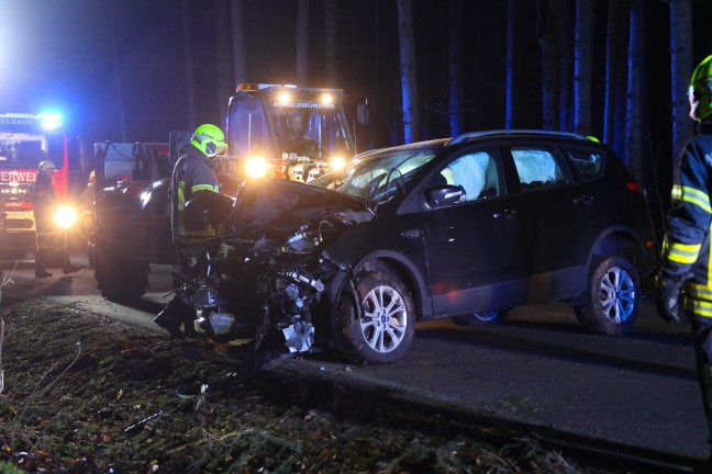 Auto bei schwerem Verkehrsunfall bei Senftenbach von Baum regelrecht aufgespiet