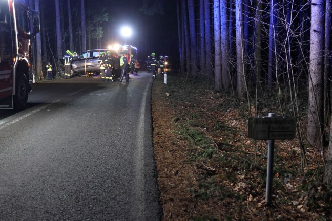 Auto bei schwerem Verkehrsunfall bei Senftenbach von Baum regelrecht aufgespiet