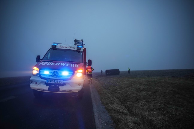 Auto bei Unfall in Buchkirchen in Seitenlage zum Stillstand gekommen