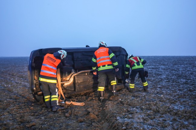 Auto bei Unfall in Buchkirchen in Seitenlage zum Stillstand gekommen