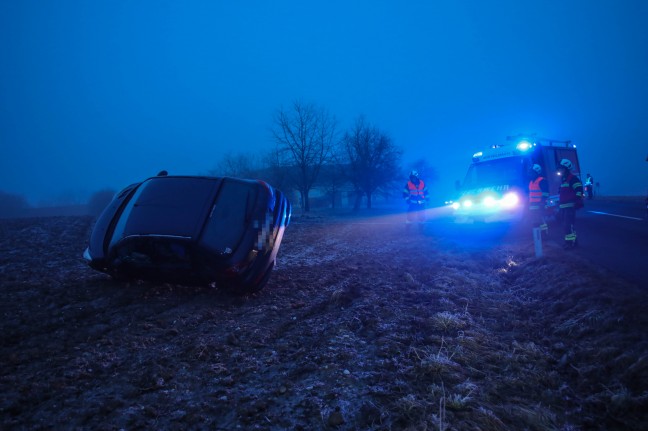 Auto bei Unfall in Buchkirchen in Seitenlage zum Stillstand gekommen