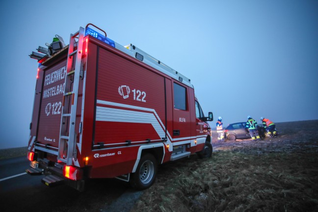 Auto bei Unfall in Buchkirchen in Seitenlage zum Stillstand gekommen