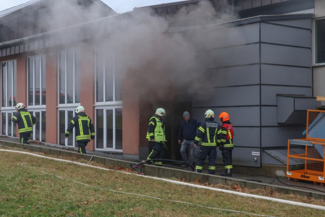 Neun Feuerwehren: Grerer Brand in einem Tischlereibetrieb in Kirchham