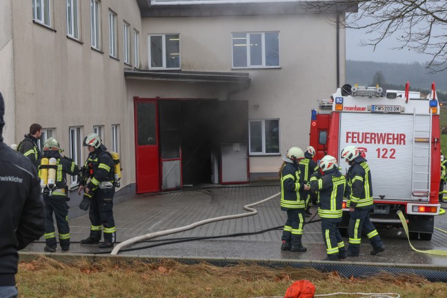 Neun Feuerwehren: Grerer Brand in einem Tischlereibetrieb in Kirchham