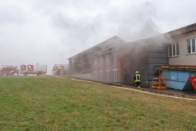 Neun Feuerwehren: Grerer Brand in einem Tischlereibetrieb in Kirchham