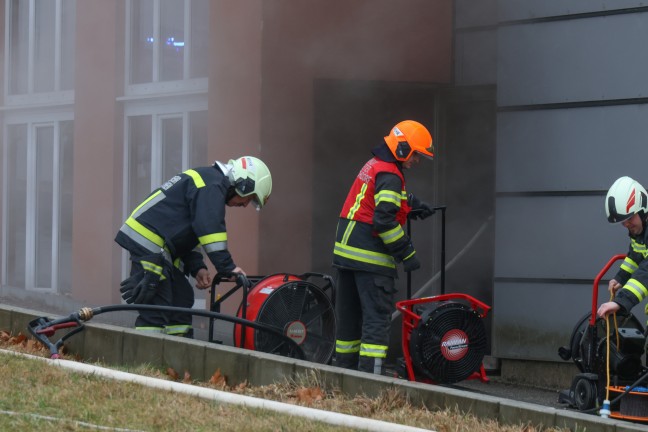 Neun Feuerwehren: Grerer Brand in einem Tischlereibetrieb in Kirchham